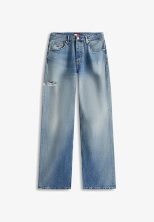 Lyseblå mellomhøye jeans med løs passform, lett slitasje på venstre lår og klassisk fem-lomme design.