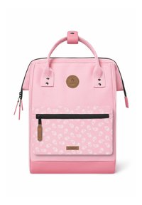 Sac à dos rose avec un motif paisley sur la poche avant, en tissu durable. Dispose de doubles anses et d'un compartiment principal zippé.
