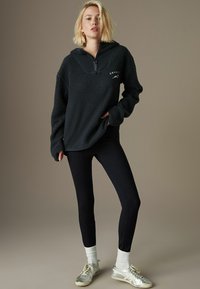 Next OUTDOOR QUARTER ZIP - Kapucni - slate grey apres ski graphic
