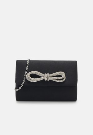Zwarte satijnen clutch met een zilveren metalen kettingband en een decoratieve kristallen strikdetail aan de voorkant. Rechthoekige vorm, gladde textuur.
