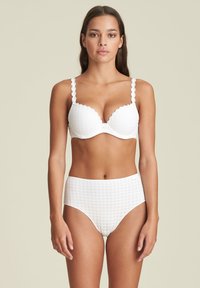 Biały biustonosz w kratkę gingham z falbaniastymi brzegami i kwiatowymi ramiączkami, w komplecie z majtkami w wysokim stanie w tym samym wzorze. Gładka struktura.