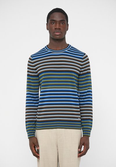 Suéter de punto con rayas horizontales en azul, verde, marrón y azul claro. Cuello redondo, mangas largas y diseño ajustado.