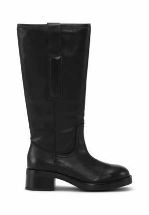 Botte en cuir noire jusqu'au genou avec un petit talon bloc et une languette sur la tige supérieure, montrée de côté sur fond blanc.