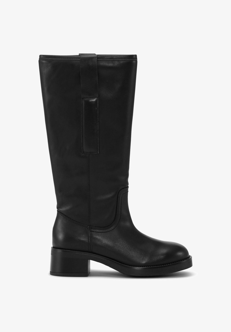 Botte en cuir noire jusqu'au genou avec un petit talon bloc et une languette sur la tige supérieure, montrée de côté sur fond blanc.