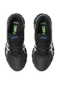 Coppia di scarpe da corsa ASICS nere con accenti bianchi e solette ortolite verdi, viste dall'alto su uno sfondo bianco.