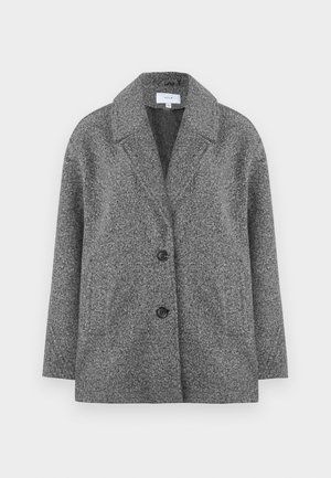Blazer grigio, strutturato, con colletto a revers, due bottoni e maniche lunghe. Il tessuto ha una finitura morbida e una forma strutturata.