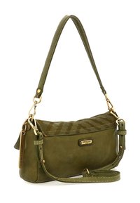 Borsa a tracolla in pelle verde oliva con hardware dorato, etichetta di marca, tracolla regolabile e cuciture visibili, inclinata per mostrare la parte anteriore e laterale.