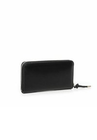 Cartera de cuero negro con un diseño rectangular y elegante. Presenta un cierre con cremallera, acentos texturizados y una pequeña pestaña de cuero trenzado.