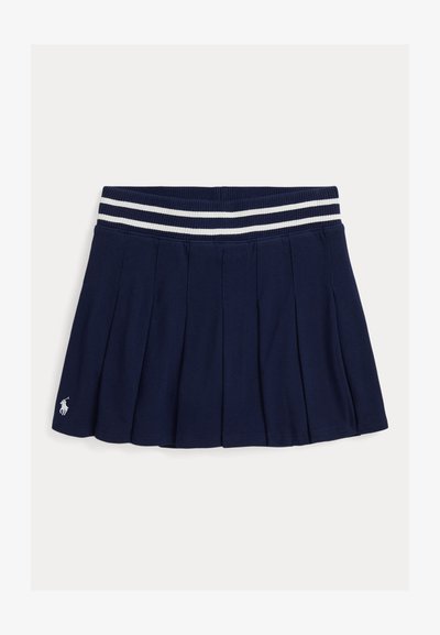 Jūras spēku plisētā svārku ar ribotu jostu, kas rotāta ar baltām svītrām. Izgatavota no mīksta materiāla, tai ir neliela logotipa detaļa apakšmalā.