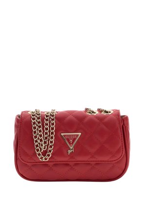 Sac à bandoulière rouge matelassé avec une chaîne dorée comme sangle et une plaque triangulaire du logo Guess sur le rabat avant.