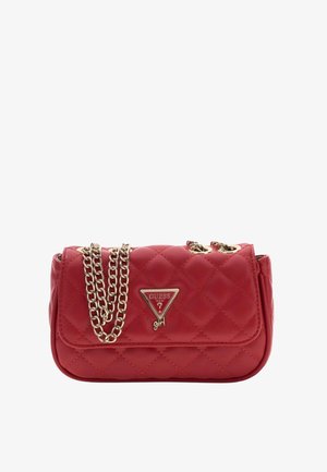 Borsa a tracolla rossa trapuntata con catena dorata e targhetta del logo triangolare Guess sulla patta anteriore.
