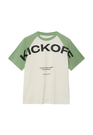 Kurzärmeliges T-Shirt mit grünen Raglanärmeln, cremefarbenem Körper, "KICKOFF" in großen schwarzen Buchstaben und kleinerem Text "LEAVE EVERYTHING ON THE FIELD" und "JUST HAVE FUN."