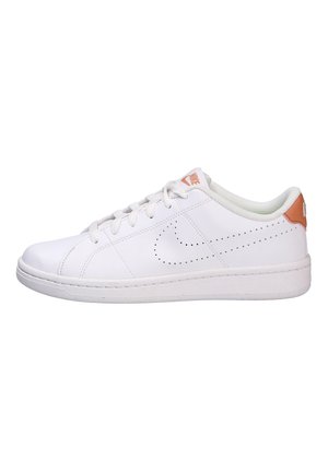 Zapatilla de cuero blanca con textura suave, puntera redonda, detalles perforados y acento en naranja claro en el talón. Cierre con cordones.