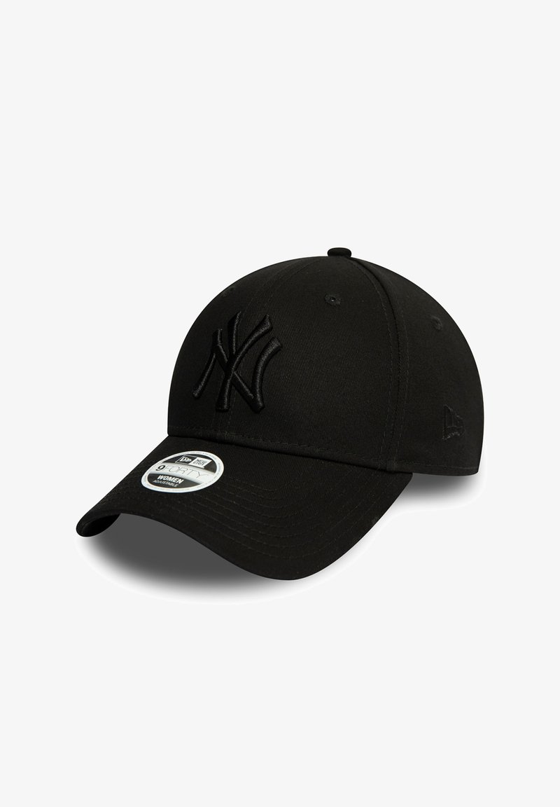 Musta New York Yankees -lippis, jossa on kaareva lippa ja etupuolella kirjailtu logo, vino näkymä valkoisella taustalla.