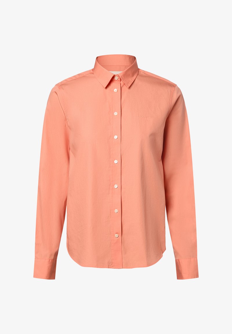 Korallenfarbene Langarmbluse mit Button-Down-Kragen, durchgehender Knopfleiste und einem dezenten Logo auf der Brust. Glatte Stoffstruktur.