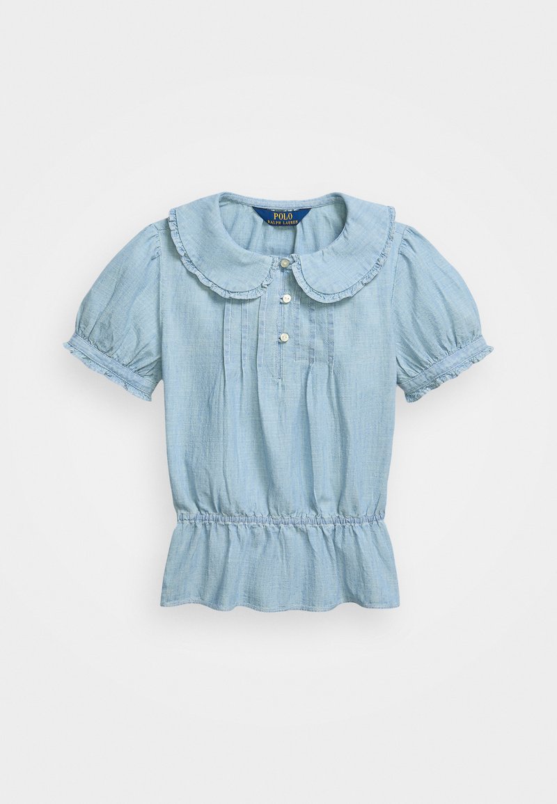 Blusa de chambray azul claro con cuello redondo, mangas cortas abullonadas, cierre de botones en el frente y un dobladillo peplum fruncido.