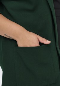 ONLY Carmakoma CARBETTY ciemnozielony