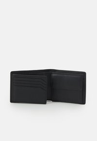 Portofel din piele neagră cu un design deschis, ce include mai multe sloturi pentru carduri și un compartiment pentru bancnote sau monede. Textură netedă, stil minimalist.