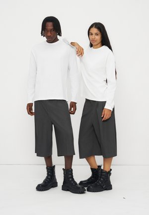 YOURTURN by Zalando, UNISEX REGULAR FIT - Βασικό μπλουζάκι - white
