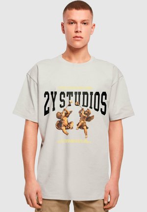 Hellgrau Kurzarm-T-Shirt mit einem auffälligen schwarzen und goldenen Grafikdesign, das Putten und den Text "2Y STUDIOS" zeigt. Lässige Passform, weicher Stoff.