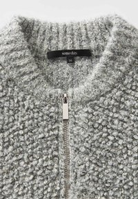 Cardigan grigio a maglia con un motivo testurizzato, dotato di chiusura con zip e colletto a costine. Etichetta che indica "some.day" taglia 36.