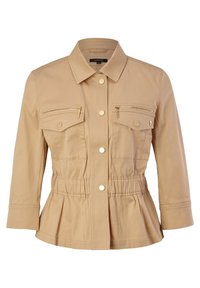 Chaqueta beige de mujer con botones a presión, bolsillos en el pecho con cremallera y solapa, cintura ajustada, mangas 3/4 y cuello puntiagudo.
