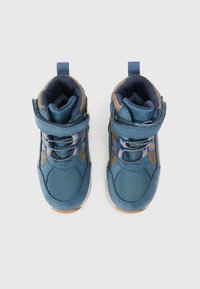 Zapatillas altas azules confeccionadas con materiales de malla y ante, con cordones y cierre de velcro, detalles texturizados y suela de goma.