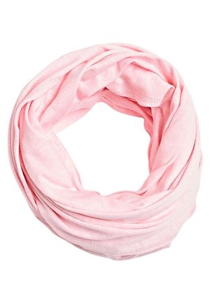 Lyserødt stof infinity tørklæde, blødt og let, arrangeret i en cirkulær løkke på en hvid baggrund.
