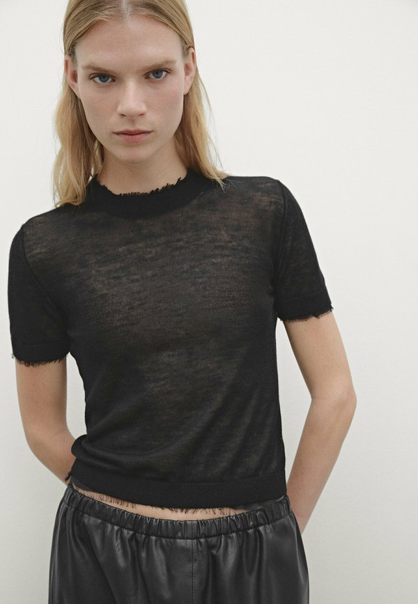 WITH SHORT SLEEVES AND DISTRESSED DETAIL - Basic T-shirt