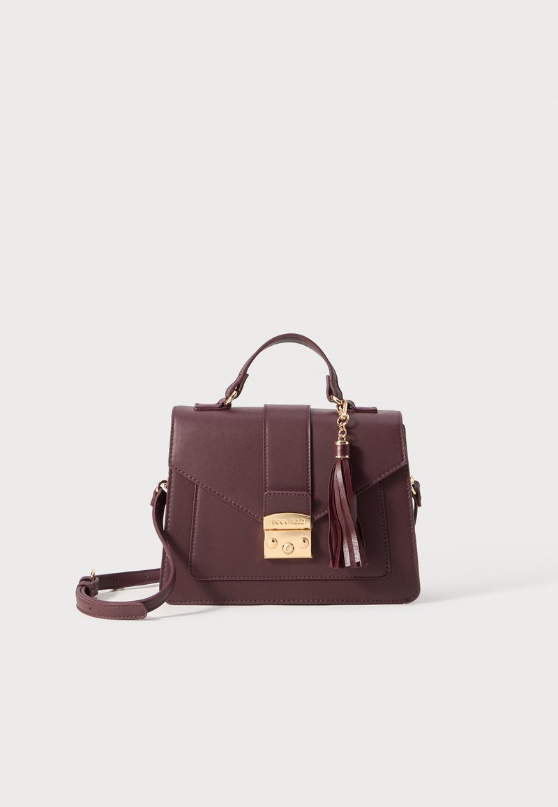 Borsa strutturata bordeaux in finta pelle. Presenta un fermo in metallo dorato, una tracolla removibile e una decorazione a frange.