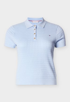 Polo azzurro chiaro in maglia con maniche corte, colletto a coste e tre bottoni dorati. Presenta una superficie testurizzata e il dettaglio del logo del marchio.