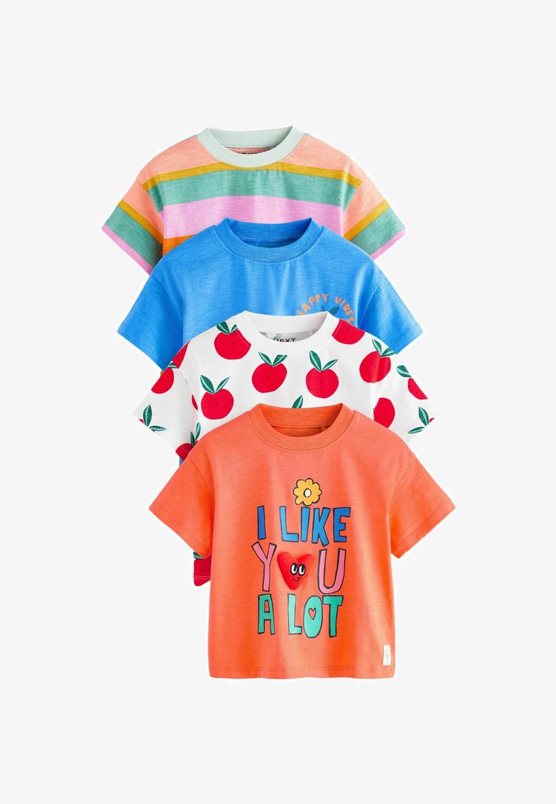 Quatre t-shirts enfants colorés empilés, comportant des rayures, bleu avec du texte, blanc avec des pommes rouges, et orange avec le texte "I LIKE YOU A LOT".