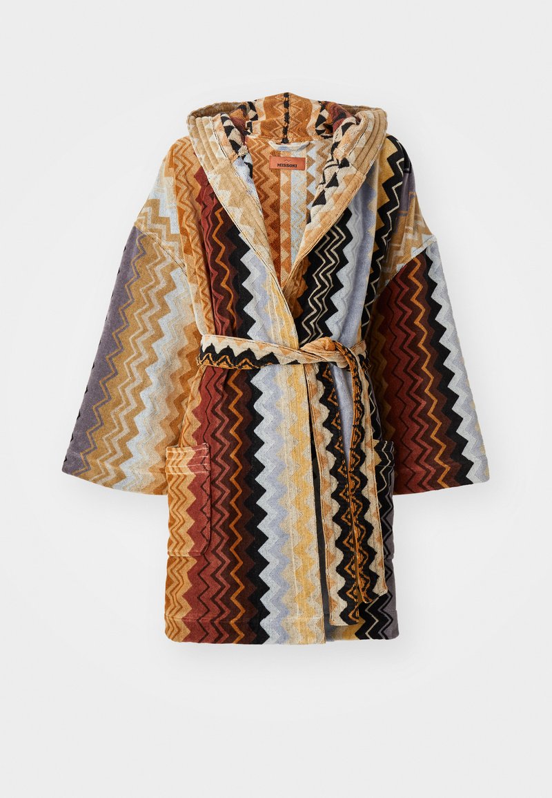 Roupa de banho de algodão com um padrão em zigzag em tons de castanho, dourado e cinza. Inclui capuz, cinto e bolsos frontais. Tecido texturizado.