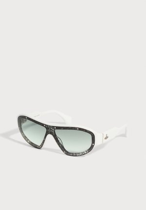 Ochelari de soare albi cu rame mari negre cu model și lentile gradient pe un fundal deschis.