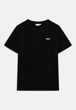 T-shirt noir en coton avec des manches courtes et un col rond. Présente un petit logo blanc "BOSS" sur la poitrine. Design simple et classique.