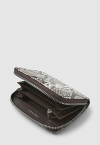 Kompaktowy portfel z szaro-białym wzorem węża zewnętrznie, ciemnym wnętrzem, zamykaniem na zamek oraz wieloma przegrodami na karty i monety.