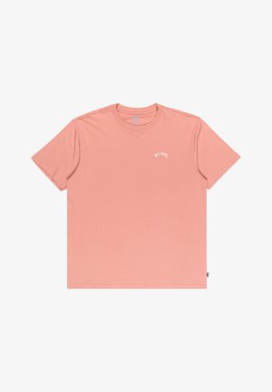 Vaaleanpunainen lyhythihainen T-paita, joka on valmistettu puuvillasta ja jossa on pyöreä kaula-aukko sekä pieni valkoinen logo edessä. Yksinkertainen, rento istuvuus.