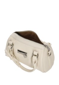 Bolso de cuero blanco con cierre de cremallera, dos asas cortas, herrajes plateados y un colgante en forma de corazón. Interior forrado.