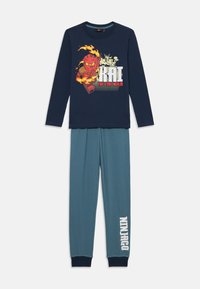 Mörkblå långärmad pyjamaströja med en grafik av en ninja med lågor. Matchande tealbyxor med muddar och "NINJAGO"-text i vitt.