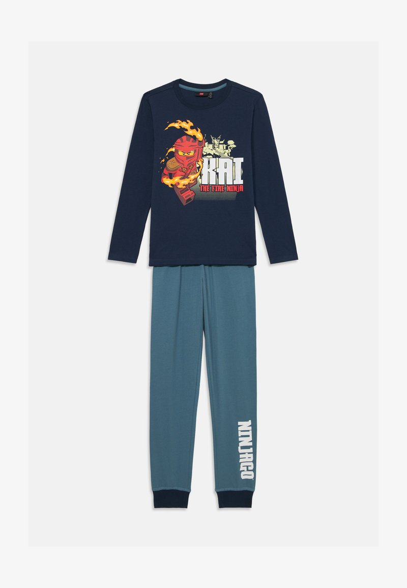 Camiseta de pijama de manga larga en color azul marino con un gráfico de un ninja rodeado de llamas. Pantalones a juego en color teal con puños y el texto "NINJAGO" en blanco.