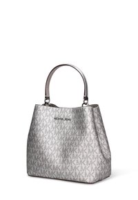 Zilveren monogram draagtas met een gestructureerde afwerking, voorzien van een stevige vorm, dubbele handvatten en een metalen logo aan de voorkant.