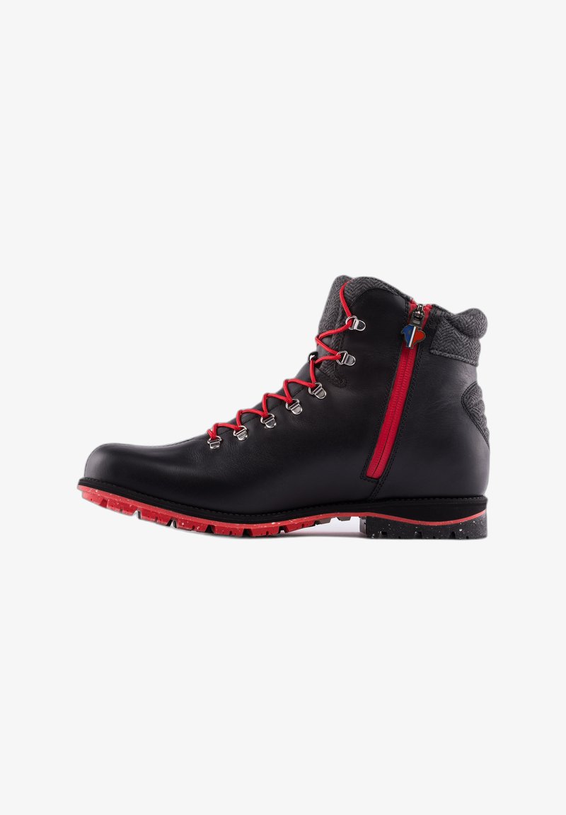 Zwarte leren wandelschoen met rode veters en zool, grijze gewatteerde kraag en rode rits aan de zijkant, in profiel weergegeven.