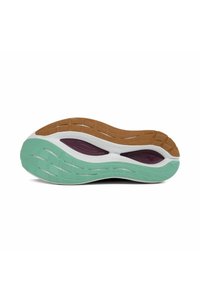 Suola di una sneaker con un design segmentato in gomma marrone, bordeaux e verde menta. Motivo di battistrada testurizzato per aderenza e supporto.