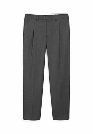 Dunkelgraue, maßgeschneiderte Anzughose mit Gürtelschlaufen und feinem Nadelstreifenmuster, flach auf weißem Hintergrund liegend.