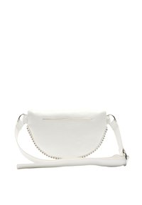Biała torebka crossbody z faux skóry o zaokrąglonym kształcie, z srebrnymi ćwiekami wzdłuż boku i płaską kieszenią z przodu. Dołączony regulowany pasek na ramię.