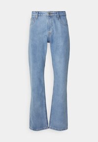 Jeans di denim blu chiaro con gambe larghe, vita alta, design a cinque tasche e chiusura con bottone metallico in vita.