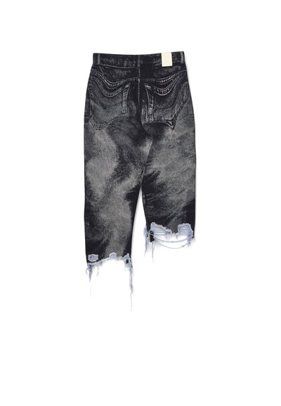 Schwarze Denim-Shorts mit auffälligen Distressed-Details, ausgefransten Säumen und hellblauen Flicken an den Knien. Verfügt über zwei Gesäßtaschen und ein Etikett.
