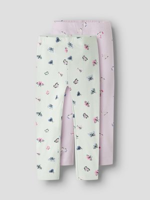 Dos pares de mallas infantiles, uno de color verde claro con estampados de mariposas en azul y rosa, y el otro rosa claro con pequeños patrones abstractos.