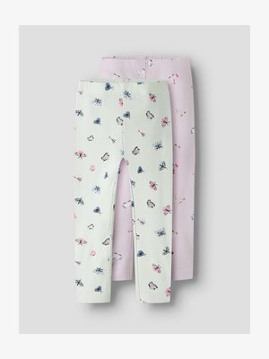To par børneleggings, den ene i lys grøn med blå og pink sommerfugleprint, den anden i lyserød med små abstrakte mønstre.