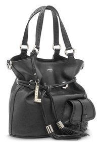 Sac seau en cuir noir avec quincaillerie en argent, sangles réglables et un gland décoratif. Comprend une petite poche avant et une fermeture à cordon.